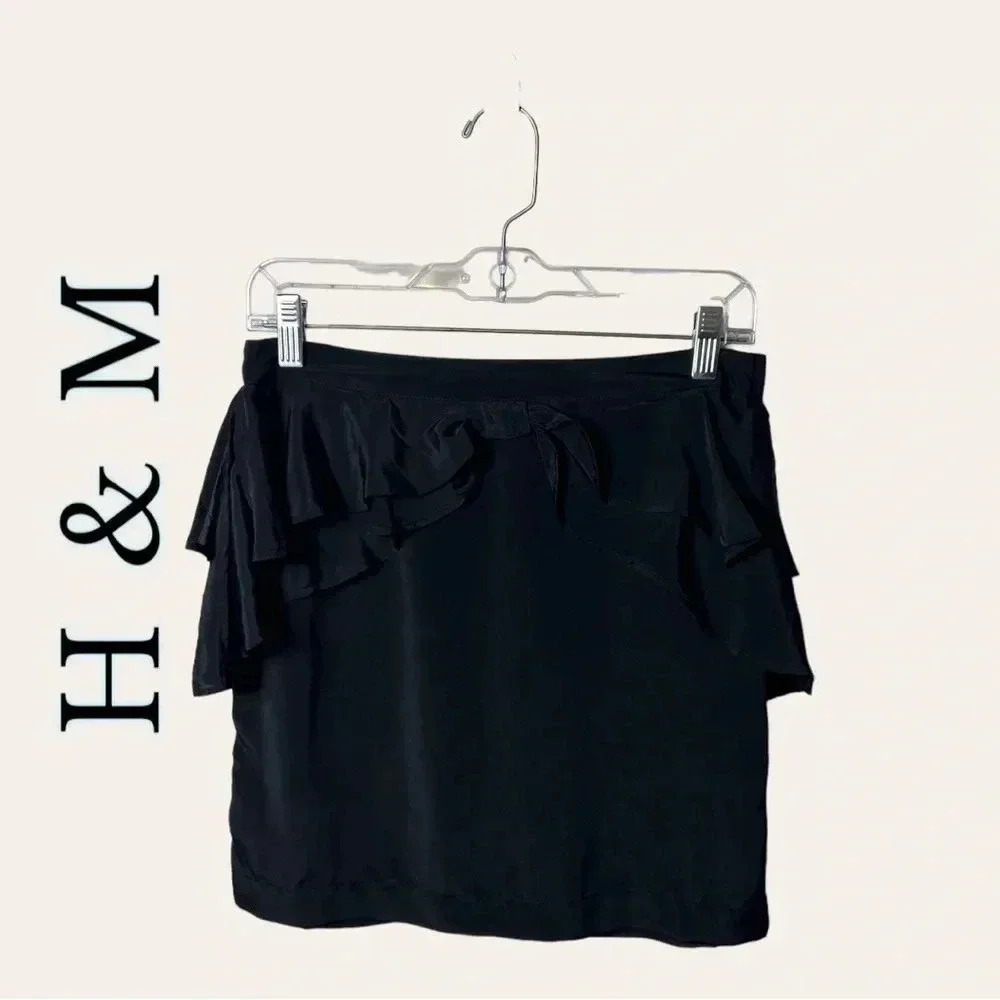 0053. H&M BLACK SILKY MINI SKIRT WITH RUFFLES AND BOW SIZE 8‎